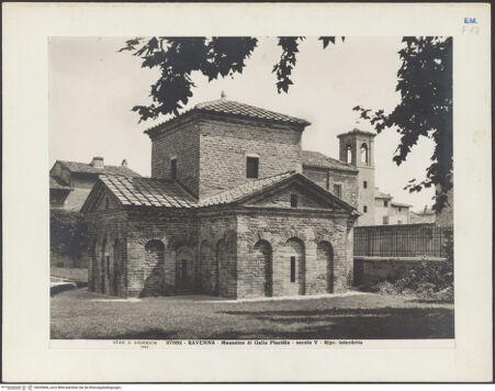 Vorderseite von Alinari [https://www.deutsche-digitale-bibliothek.de/content/lizenzen/rv-ez/] Mausoleo di Galla PlacidiaAußenbau - Ansicht von Südwesten, bh035685_recto. Foto.