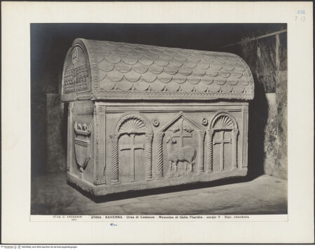 Vorderseite von Alinari [https://www.deutsche-digitale-bibliothek.de/content/lizenzen/rv-ez/] Sarkophag des Kaisers Honorius (Sarcofago dell'Imperatore Onorio) - Seitenansicht von links, bh035686_recto. Foto.