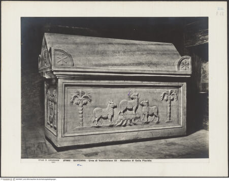 Vorderseite von Alinari [https://www.deutsche-digitale-bibliothek.de/content/lizenzen/rv-ez/] Sarkophag des Kaisers Constantius III (Sarcofago di Costanzo III - Flavius Constantius) - Seitenansicht von links, bh035687_recto. Foto.