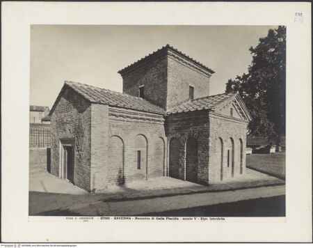 Vorderseite von Alinari [https://www.deutsche-digitale-bibliothek.de/content/lizenzen/rv-ez/] Mausoleo di Galla PlacidiaAußenbau - Ansicht von Nordwesten, bh035688_recto. Foto.