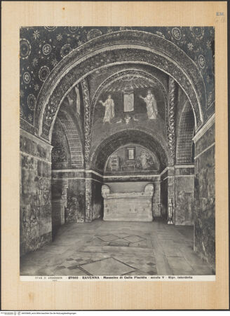 Vorderseite von Alinari [https://www.deutsche-digitale-bibliothek.de/content/lizenzen/rv-ez/] Mausoleo di Galla PlacidiaInnenraum - Ansicht von Norden, bh035689_recto. Foto.