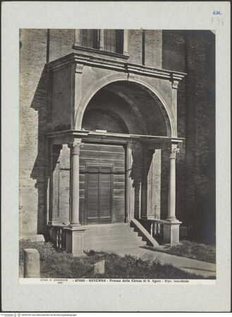 Vorderseite von Alinari [https://www.deutsche-digitale-bibliothek.de/content/lizenzen/rv-ez/] Sant'Agata MaggioreAußenbau - Portal, bh035704_recto. Foto.