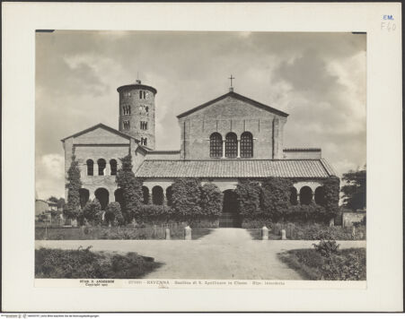 Vorderseite von Alinari [https://www.deutsche-digitale-bibliothek.de/content/lizenzen/rv-ez/] Sant'Apollinare in Classe - Fassade und Portikus von Westen, bh035707_recto. Foto.