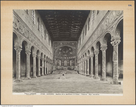 Vorderseite von Alinari [https://www.deutsche-digitale-bibliothek.de/content/lizenzen/rv-ez/] Sant'Apollinare in Classe - Ansicht von Westen, bh035714_recto. Foto.