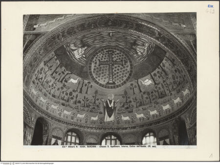 Vorderseite von Alinari [https://www.deutsche-digitale-bibliothek.de/content/lizenzen/rv-ez/] ApsismosaikMosaik der Apsiskalotte: die Transfiguration und der Heilige Apollinaris zwischen zwölf Lämmern - Gesamtansicht, bh035715_recto. Foto.