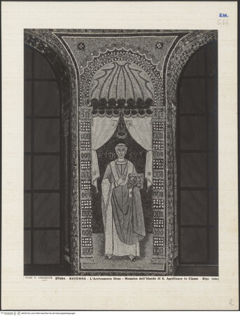 Vorderseite von Alinari [https://www.deutsche-digitale-bibliothek.de/content/lizenzen/rv-ez/] ApsismosaikMosaik der Apsiswand: Kaiser Konstantin IV. Pogonatus übergibt die Privilegien der Kirche von Ravenna an Reparatus, den Boten von Erzbischof Maurus; die Bischöfe Ecclesius, Severus, Ursus und Ursicinus; die Opfergaben von Abel, Melchisedek und Abraham - Bischof Ursus, bh035724_recto. Foto.