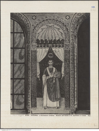 Vorderseite von Alinari [https://www.deutsche-digitale-bibliothek.de/content/lizenzen/rv-ez/] ApsismosaikMosaik der Apsiswand: Kaiser Konstantin IV. Pogonatus übergibt die Privilegien der Kirche von Ravenna an Reparatus, den Boten von Erzbischof Maurus; die Bischöfe Ecclesius, Severus, Ursus und Ursicinus; die Opfergaben von Abel, Melchisedek und Abraham - Bischof Ursinus, bh035726_recto. Foto.