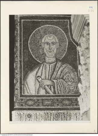 Vorderseite von Alinari [https://www.deutsche-digitale-bibliothek.de/content/lizenzen/rv-ez/] ApsismosaikMosaik der Apsisstirnwand: Majestas Domini und das himmlische Jerusalem (Apoc. 4; 21) - Der heilige Lukas, bh035727_recto. Foto.