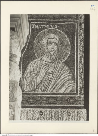 Vorderseite von Alinari [https://www.deutsche-digitale-bibliothek.de/content/lizenzen/rv-ez/] ApsismosaikMosaik der Apsisstirnwand: Majestas Domini und das himmlische Jerusalem (Apoc. 4; 21) - Der heilige Matthäus, bh035729_recto. Foto.