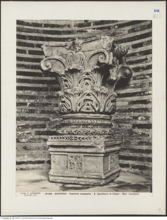 Vorderseite von Alinari [https://www.deutsche-digitale-bibliothek.de/content/lizenzen/rv-ez/] Kapitell mit Akanthusranken und Säulenbasis - Gesamtansicht, bh035731_recto. Foto.