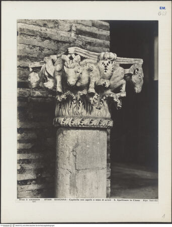 Vorderseite von Alinari [https://www.deutsche-digitale-bibliothek.de/content/lizenzen/rv-ez/] Komposites Blattkapitell mit Widderköpfen - Gesamtansicht, bh035732_recto. Foto.