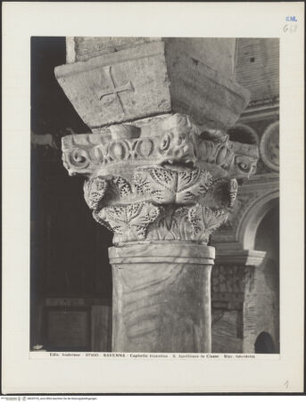 Vorderseite von Alinari [https://www.deutsche-digitale-bibliothek.de/content/lizenzen/rv-ez/] Säulen der Arkaden - Detail, Kapitell mit Pulvinus, bh035733_recto. Foto.