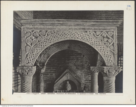 Vorderseite von Alinari [https://www.deutsche-digitale-bibliothek.de/content/lizenzen/rv-ez/] Ziborium des heiligen Eleucadius - Detail, Bogen mit Inschrift, bh035734_recto. Foto.