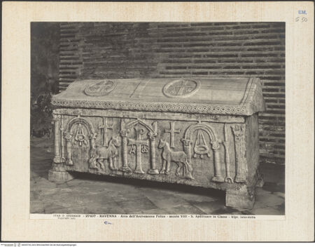 Vorderseite von Alinari [https://www.deutsche-digitale-bibliothek.de/content/lizenzen/rv-ez/] Sarkophag des Bischofs Felix (gest. 723) - Seitenansicht von rechts, bh035735_recto. Foto.