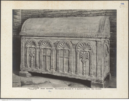 Vorderseite von Alinari [https://www.deutsche-digitale-bibliothek.de/content/lizenzen/rv-ez/] Sarkophag mit Kreuz, Chrismon, Agnus Dei und Palmen - Seitenansicht von rechts, bh035738_recto. Foto.