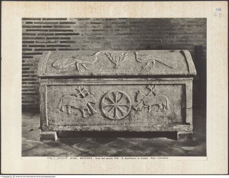 Vorderseite von Alinari [https://www.deutsche-digitale-bibliothek.de/content/lizenzen/rv-ez/] Sarkophag mit Lämmern, Chrismon, Pfauen und Vase - Frontalansicht, bh035740_recto. Foto.