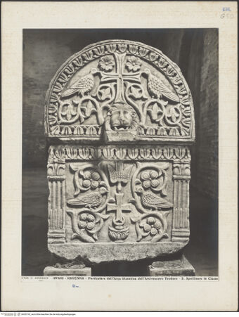 Vorderseite von Alinari [https://www.deutsche-digitale-bibliothek.de/content/lizenzen/rv-ez/] Sarkophag des Erzbischofs Teodoro (gest. 691) - Rechte Seite, bh035742_recto. Foto.