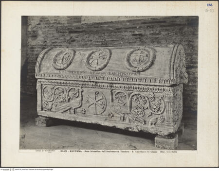 Vorderseite von Alinari [https://www.deutsche-digitale-bibliothek.de/content/lizenzen/rv-ez/] Sarkophag des Erzbischofs Teodoro (gest. 691) - Seitenansicht von rechts, bh035743_recto. Foto.