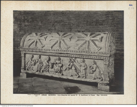 Vorderseite von Alinari [https://www.deutsche-digitale-bibliothek.de/content/lizenzen/rv-ez/] Sarkophag mit Traditio Legis (Der thronende Christus und die Apostel) - Seitenansicht der Vorderseite, bh035744_recto. Foto.