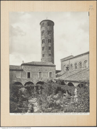 Vorderseite von Alinari [https://www.deutsche-digitale-bibliothek.de/content/lizenzen/rv-ez/] Sant'Apollinare NuovoAußenbauKreuzgang - Campanile und Kreuzgang von Südosten, bh035746_recto. Foto.