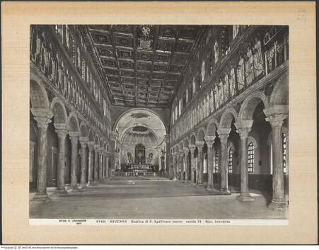 Vorderseite von Alinari [https://www.deutsche-digitale-bibliothek.de/content/lizenzen/rv-ez/] Sant'Apollinare NuovoInnenraum - Ansicht von Westen (nach der Restaurierung 1918), bh035748_recto. Foto.