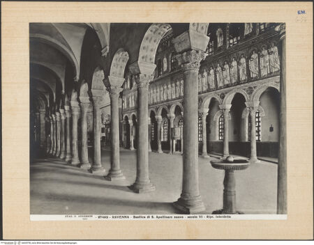 Vorderseite von Alinari [https://www.deutsche-digitale-bibliothek.de/content/lizenzen/rv-ez/] Sant'Apollinare NuovoInnenraum - Ansicht von Nordwesten (nach der Restaurierung 1918), bh035750_recto. Foto.