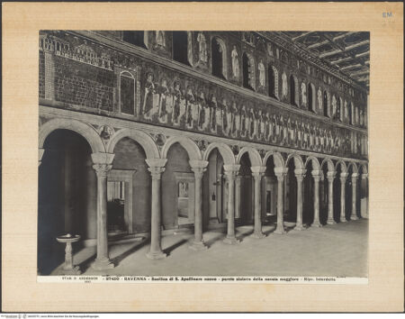Vorderseite von Alinari [https://www.deutsche-digitale-bibliothek.de/content/lizenzen/rv-ez/] Sant'Apollinare NuovoInnenraum - Nordarkade von Südwesten (nach der Restaurierung 1918), bh035751_recto. Foto.