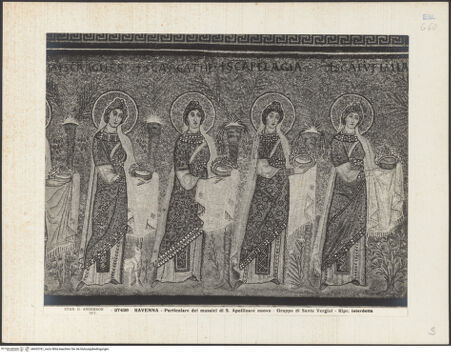 Vorderseite von Alinari [https://www.deutsche-digitale-bibliothek.de/content/lizenzen/rv-ez/] Mosaiken im LanghausEvangelienseite mit weiblichen HeiligenProzession der Märtyrerinnen - Detail, die Prozession der Märtyrerinnen, bh035761_recto. Foto.