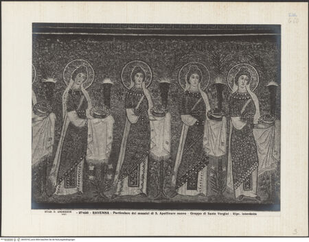 Vorderseite von Alinari [https://www.deutsche-digitale-bibliothek.de/content/lizenzen/rv-ez/] Mosaiken im LanghausEvangelienseite mit weiblichen HeiligenProzession der Märtyrerinnen - Detail, die Prozession der Märtyrerinnen, bh035762_recto. Foto.