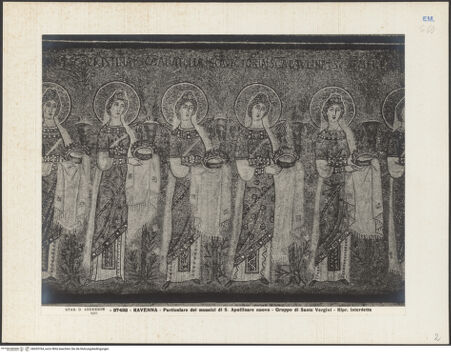 Vorderseite von Alinari [https://www.deutsche-digitale-bibliothek.de/content/lizenzen/rv-ez/] Mosaiken im LanghausEvangelienseite mit weiblichen HeiligenProzession der Märtyrerinnen - Detail, die Prozession der Märtyrerinnen, bh035764_recto. Foto.