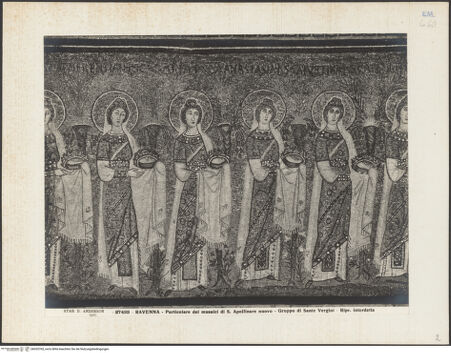 Vorderseite von Alinari [https://www.deutsche-digitale-bibliothek.de/content/lizenzen/rv-ez/] Mosaiken im LanghausEvangelienseite mit weiblichen HeiligenProzession der Märtyrerinnen - Detail, die Prozession der Märtyrerinnen, bh035765_recto. Foto.