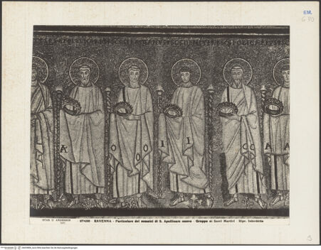 Vorderseite von Alinari [https://www.deutsche-digitale-bibliothek.de/content/lizenzen/rv-ez/] Mosaiken im LanghausEpistelseite mit männlichen HeiligenProzession der Märtyrer - Detail, die Prozession der Märtyrer, bh035806_recto. Foto.