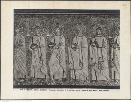 Vorderseite von Alinari [https://www.deutsche-digitale-bibliothek.de/content/lizenzen/rv-ez/] Mosaiken im LanghausEpistelseite mit männlichen HeiligenProzession der Märtyrer - Detail, die Prozession der Märtyrer, bh035809_recto. Foto.