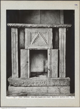 Vorderseite von Alinari [https://www.deutsche-digitale-bibliothek.de/content/lizenzen/rv-ez/] Alter Hochaltar mit "Fenestella" für Reliquien - Gesamtansicht, bh035837_recto. Foto.