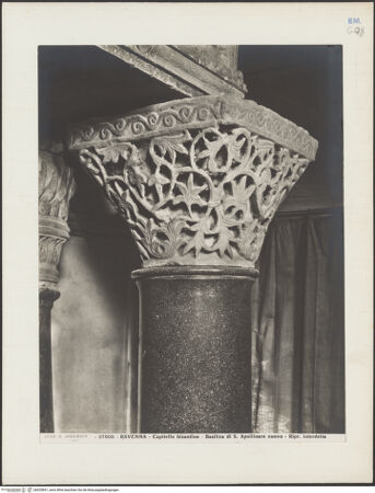 Vorderseite von Alinari [https://www.deutsche-digitale-bibliothek.de/content/lizenzen/rv-ez/] Säulen und Kapitelle des Bischofs Agnello - Detail, Kapitell rechts, bh035841_recto. Foto.