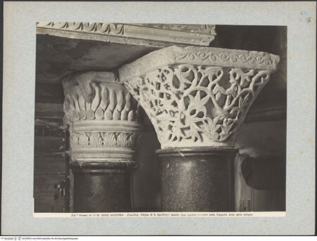 Vorderseite von Alinari [https://www.deutsche-digitale-bibliothek.de/content/lizenzen/rv-ez/] Säulen und Kapitelle des Bischofs Agnello - Kapitelle rechts (während in der Cappella delle Reliquie), bh035843_recto. Foto.