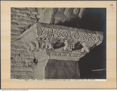 Vorderseite von Alinari [https://www.deutsche-digitale-bibliothek.de/content/lizenzen/rv-ez/] Kapitelle des Langhauses - Pilasterkapitell, bh035844_recto. Foto.