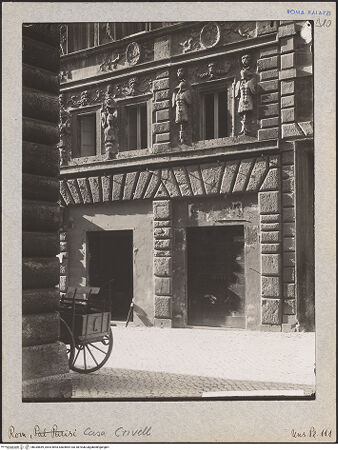 Vorderseite von Bibliotheca Hertziana [https://www.deutsche-digitale-bibliothek.de/content/lizenzen/rv-fz/] Stuckdekoration - Fassade, Erdgeschoss, bh035859_recto. Foto: Lindner, Paul.