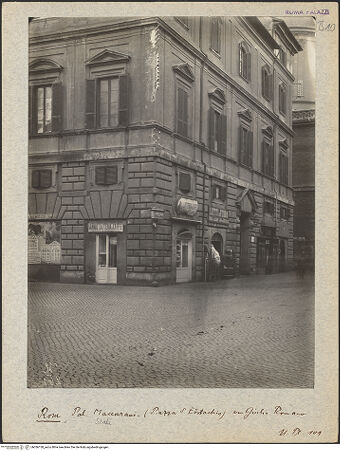 Vorderseite von Bibliotheca Hertziana [https://www.deutsche-digitale-bibliothek.de/content/lizenzen/rv-fz/] Palazzo Maccarani-Stati - Ausschnitt, Fassaden an der Straßenecke Via del teatro Valle und Piazza di Sant'Eustachio, bh036138_recto. Foto: Lindner, Paul.