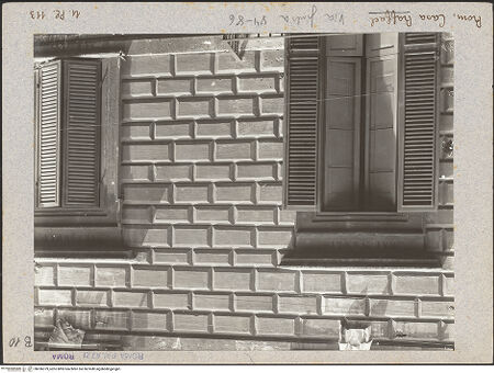 Vorderseite von Bibliotheca Hertziana [https://www.deutsche-digitale-bibliothek.de/content/lizenzen/rv-fz/] Casa di Raffaello - Zwei Fenster mit Inschriften "RAF. SANZIO", "NEL MDXX", bh036379_recto. Foto: Lindner, Paul.