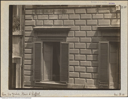 Vorderseite von Bibliotheca Hertziana [https://www.deutsche-digitale-bibliothek.de/content/lizenzen/rv-fz/] Casa di Raffaello - Fenster mit Inschrift "POSSEDEVA", bh036380_recto. Foto: Lindner, Paul.