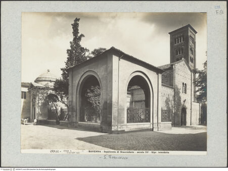 Vorderseite von Alinari [https://www.deutsche-digitale-bibliothek.de/content/lizenzen/rv-ez/] San FrancescoAußenbauWestfassade - Ansicht von Nordwesten (links: Grab von Dante und Edicola di Braccioforte), bh036415_recto. Foto.