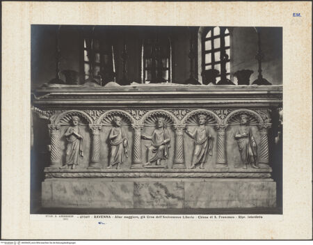 Vorderseite von Alinari [https://www.deutsche-digitale-bibliothek.de/content/lizenzen/rv-ez/] Sarkophag mit Christus und den Aposteln - Sarkophag des Bischofs Liberius III (Sarcofago di Liberio III) - Ansicht der Vorderseite, bh036420_recto. Foto.