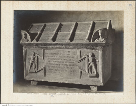 Vorderseite von Alinari [https://www.deutsche-digitale-bibliothek.de/content/lizenzen/rv-ez/] Sarcophag der Familie Del Sale (mit römischen Genien, die eine Tabula Ansata halten / und mit Chrismon und Lämmern auf den Schmalseiten) - Seitenansicht von rechts, bh036422_recto. Foto.
