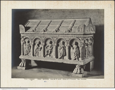 Vorderseite von Alinari [https://www.deutsche-digitale-bibliothek.de/content/lizenzen/rv-ez/] Sarkophag mit Christus und den Aposteln (Traditio Legis) - Seitenansicht der Vorder- und der rechten Schmalseite, bh036423_recto. Foto.