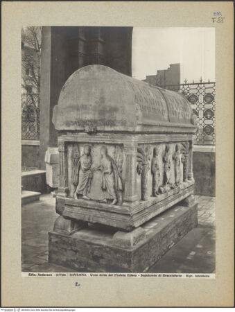 Vorderseite von Alinari [https://www.deutsche-digitale-bibliothek.de/content/lizenzen/rv-ez/] Sarkophag der Familie Pignatta - Ansicht der linken Schmalseite und der Vorderseite (Heimsuchung oder Maria und Joseph?; Christus zwischen Paulus und Petrus), bh036424_recto. Foto.