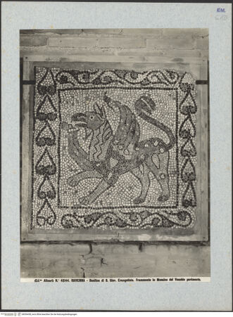 Vorderseite von Alinari [https://www.deutsche-digitale-bibliothek.de/content/lizenzen/rv-ez/] Fragmente des alten Fußbodens (Vierter Kreuzzug, Roman de Renard, Bestiarium)Greif - Gesamtansicht, bh036438_recto. Foto.