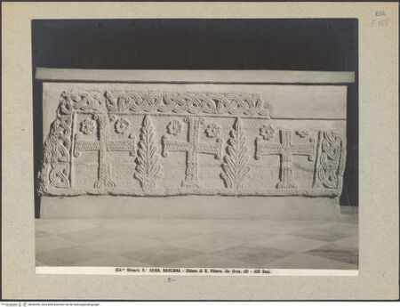 Vorderseite von Alinari [https://www.deutsche-digitale-bibliothek.de/content/lizenzen/rv-ez/] Sarkophag mit Kreuzen und Palmen - Frontalansicht, bh036456_recto. Foto.