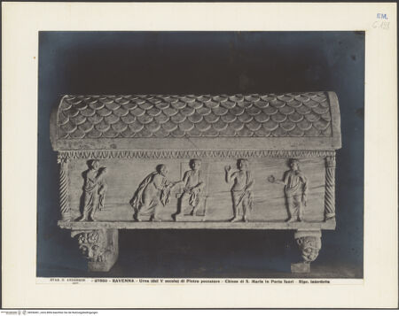 Vorderseite von Alinari [https://www.deutsche-digitale-bibliothek.de/content/lizenzen/rv-ez/] Sarkophag mit Traditio Legis (sog. Sarkophag des Pietro degli Onesti oder Pietro Peccatore) - Ansicht der Vorderseite, bh036461_recto. Foto.