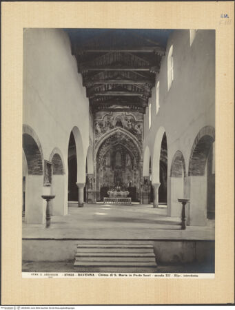 Vorderseite von Alinari [https://www.deutsche-digitale-bibliothek.de/content/lizenzen/rv-ez/] Santa Maria in Porto FuoriInnenraum - Ansicht von Westen (vor der Zerstörung), bh036463_recto. Foto.